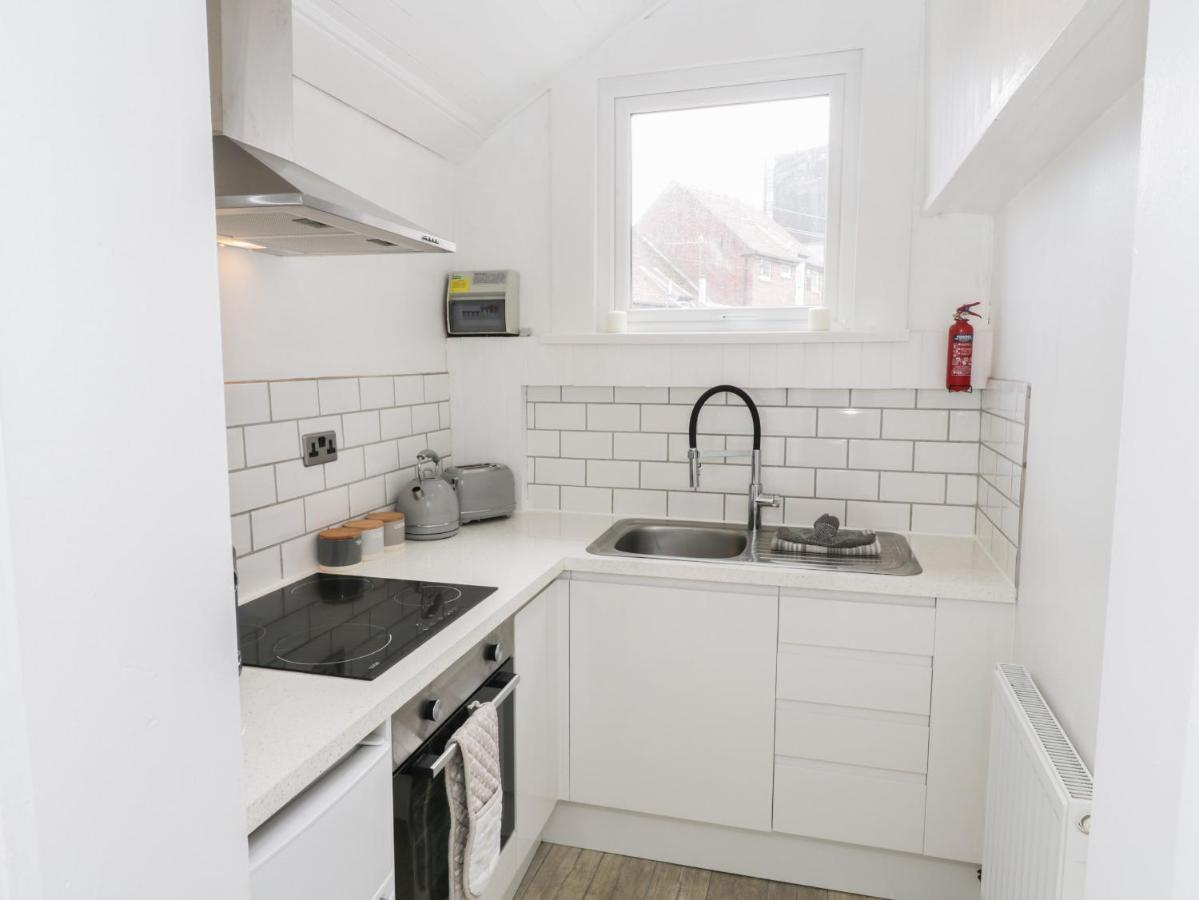 The Surfers Bolt Hole Apartment Whitby Exterior foto